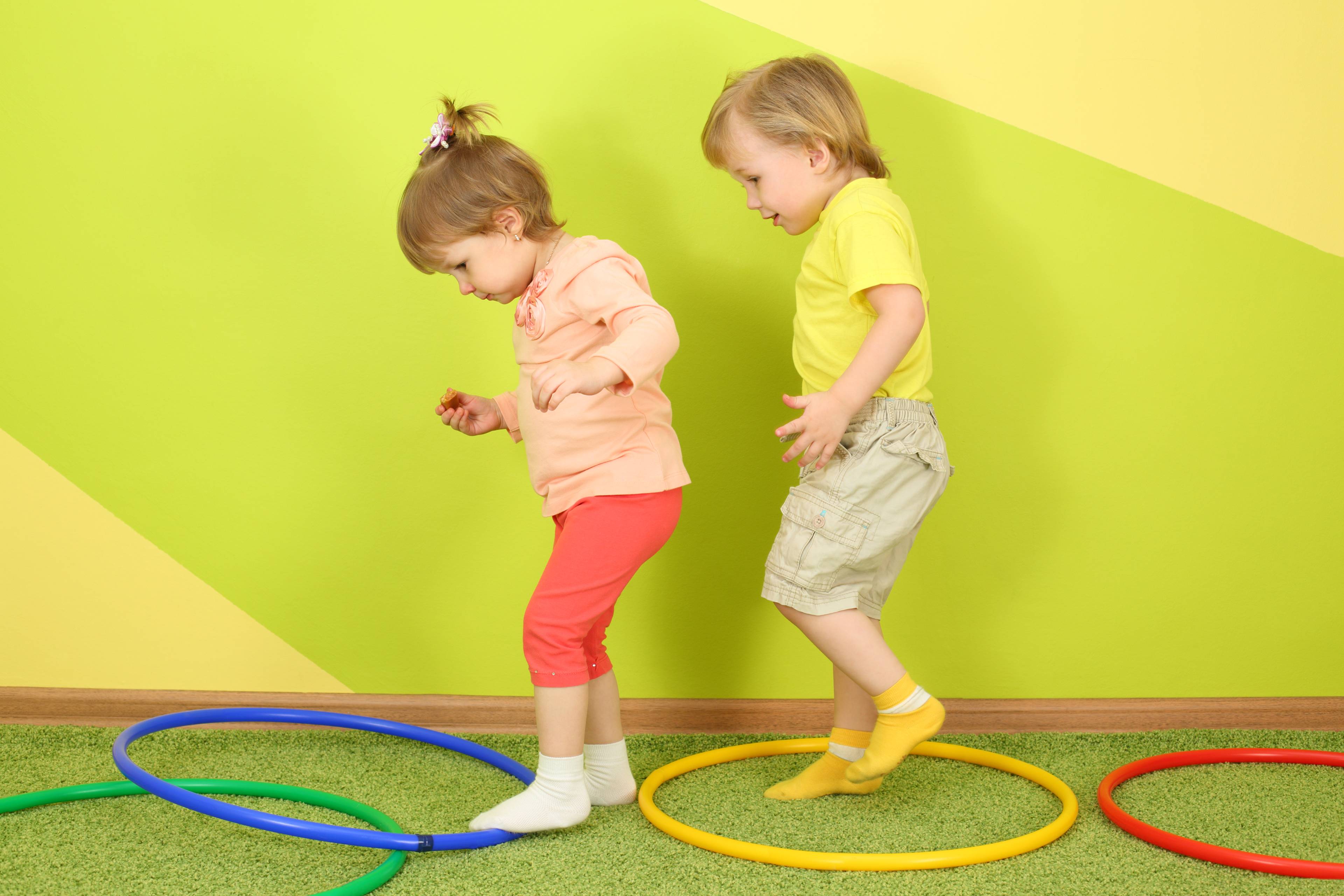 Children_with_hoops